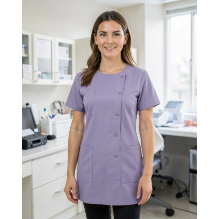 Blouse médicale Femme Julia couleur Violet — mise en situation : Médical / infirmier, Portrait individuel