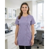 Blouse médicale Femme Julia couleur Violet — mise en situation : Médical / infirmier, Portrait individuel