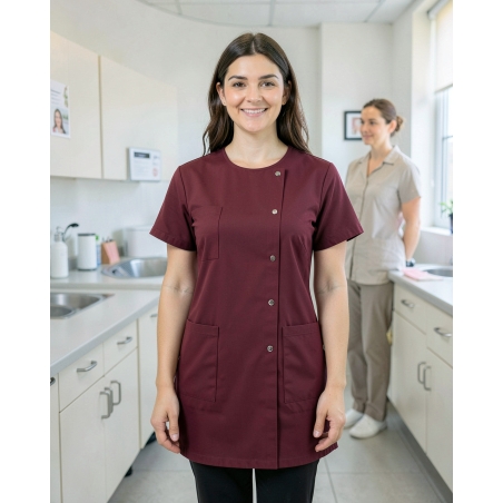 Blouse infirmiere Julia Bordeaux — mise en situation : Médical / infirmier, Portrait individuel