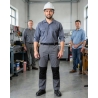 Pantalon de travail Gris et noir Multi poches avec poches genouillères — mise en situation : Industrie, Portrait individuel