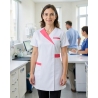 Tenue aide soignante infirmière IRA col cache-cœur fuchsia — mise en situation : Médical / infirmier, Portrait individuel