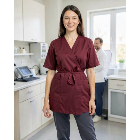 Tunique esthétique et medicale Kimono Bordeaux — mise en situation : Médical / infirmier, Portrait individuel
