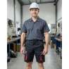 Bermuda de travail noir et rouge — mise en situation : Industrie, Portrait individuel