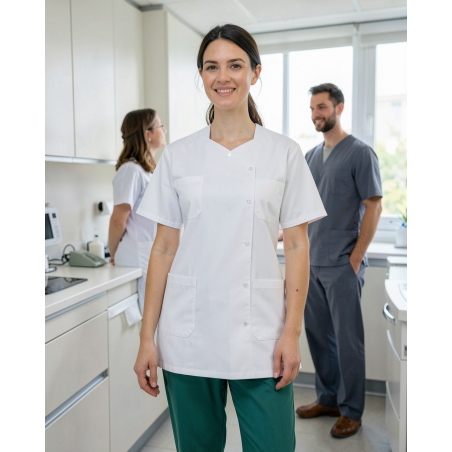 Tunique Médicale Col Trapeze Blanche manches courtes femme — mise en situation : Médical / infirmier, Portrait individuel