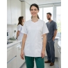 Tunique Médicale Col Trapeze Blanche manches courtes femme — mise en situation : Médical / infirmier, Portrait individuel