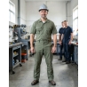 Pantalon de travail vert olive — mise en situation : Industrie, Portrait individuel