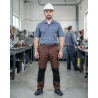 Pantalon de travail chocolat et noir — mise en situation : Industrie, Portrait individuel