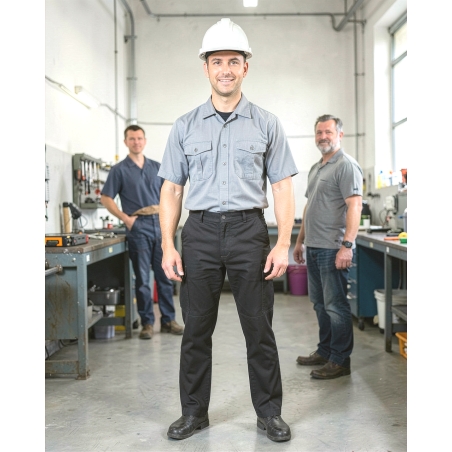 Pantalon de travail noir ceinture elastique dos — mise en situation : Industrie, Portrait individuel
