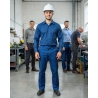Pantalon de travail bleu en polyester et coton — mise en situation : Industrie, Portrait individuel