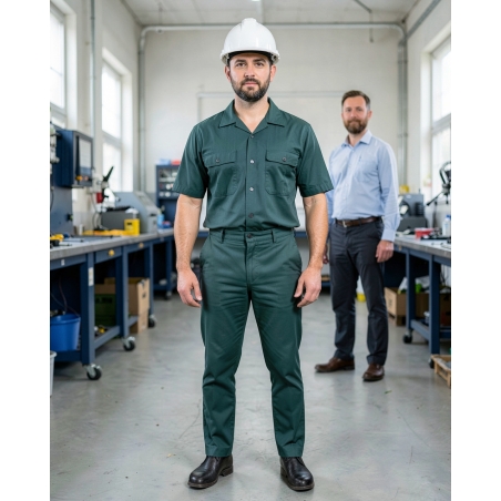 Pantalon de travail pas cher Vert US Polycoton — mise en situation : Industrie, Portrait individuel