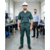 Pantalon de travail pas cher Vert US Polycoton — mise en situation : Industrie, Portrait individuel