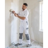 Pantalon peintre Latina blanc et gris — mise en situation : batiment_blanc_action,