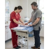 Pantalon medical de travail mixte élastiqué Rouge — mise en situation : Médical / infirmier, Action métier