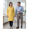 Blouse de Travail Femme 100% Coton Maïs Manches Longues Personnalisable — mise en situation : Aide à domicile, Équipe