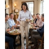 Pantalon Chino Femme Beige — mise en situation : Service en salle / bar, Service en salle