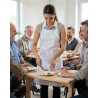 Tablier blanc a bavette Kariban — mise en situation : tablier_salle_action,