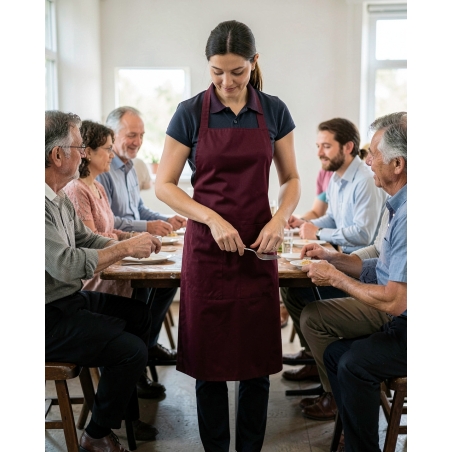 Tablier coloris Bordeaux Vin avec bavette — mise en situation : tablier_salle_action,
