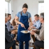 Tablier de travail Bleu royal avec bavette — mise en situation : tablier_salle_action,