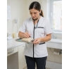 Tenue aide soignante Blanche fermeture ZIP Noir — mise en situation : Médical / infirmier, soin_gros_plan