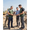 Gilet de travail polaire Mach2 vert et noir — mise en situation : exterieur_chantier_equipe,