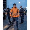 Veste de travail orange fluo haute visibilité — mise en situation : hv_crepuscule_exterieur,