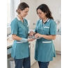 Blouse medicale femme MADO manches transformable Turquoise — mise en situation : Médical / infirmier, soin_gros_plan