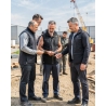Gilet de travail polaire Nator gris et noir — mise en situation : exterieur_chantier_equipe,