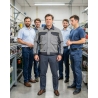 Veste de travail bicolore gris clair et gris foncé — mise en situation : Industrie, Équipe