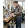 Veste de travail M2 Corporate beige et gris — mise en situation : Industrie, Action métier