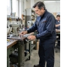 Veste de travail M2 Corporate V2 bleu marine et noir — mise en situation : Industrie, Action métier