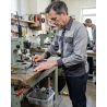 Surchemise de travail M2 Corporate gris clair et gris foncé — mise en situation : Industrie, Action métier