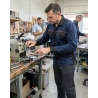 Surchemise de travail M2 Corporate bleu marine et noir — mise en situation : Industrie, Action métier