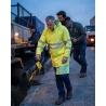 Vêtement de travail haute visibilité jaune fluo 5 bandes — mise en situation : hv_crepuscule_exterieur,