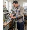 Surchemise de travail M2 Corporate beige et gris — mise en situation : Industrie, Action métier