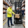 Vêtement de travail haute visibilité jaune fluo 5 bandes — mise en situation : hv_entrepot_action,