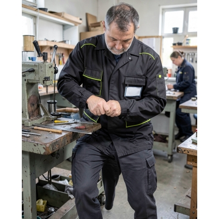 Veste de travail Panostyle marron et vert — mise en situation : Industrie, Action métier