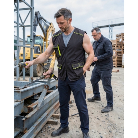 Gilet de travail polaire Panostyle marron et vert — mise en situation : exterieur_chantier_action,