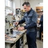 Veste de travail bicolore gris et noir — mise en situation : Industrie, Action métier