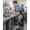 Pantalon de travail Mach5 2 beige et noir — mise en situation : Industrie, Action métier