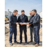 Blouson de pluie de travail noir — mise en situation : exterieur_chantier_equipe,