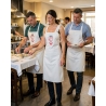 Tablier bavette blanc Papa le roi du BBQ — mise en situation : tablier_salle_equipe,