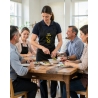 Tablier bavette noir Papa le roi du BBQ — mise en situation : tablier_salle_action,