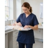 Tunique vétérinaire Dentiste Popeline Col V Marine Homme Femme — mise en situation : Médical / infirmier, soin_gros_plan