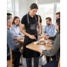 Tablier Denim à bavette "Domain" Black Denim — mise en situation : tablier_salle_action,