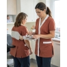Blouse médicale Mélodie terracotta finition blanc — mise en situation : Médical / infirmier, soin_gros_plan