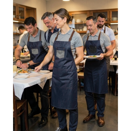 Tablier bavette “Division” Indigo Denim – style vintage, robuste et professionnel — mise en situation : tablier_salle_equipe,