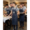 Tablier bavette “Division” Indigo Denim – style vintage, robuste et professionnel — mise en situation : tablier_salle_equipe,