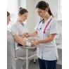 Tunique médicale sergé blanc finition fuchsia — mise en situation : Médical / infirmier, soin_gros_plan