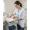 Blouse elasthane blanche finition turquoise — mise en situation : Médical / infirmier, soin_gros_plan