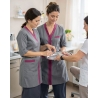 BLOUSe de travail Femme Gris et Fushia — mise en situation : Médical / infirmier, soin_gros_plan